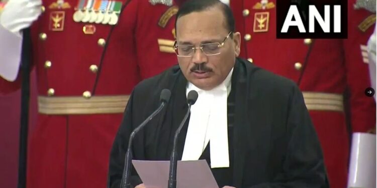 ഇന്ത്യയുടെ-53-ാമത്-ചീഫ്-ജസ്റ്റിസായി-ജസ്റ്റിസ്-സൂര്യകാന്ത്-സത്യപ്രതിജ്ഞ-ചെയ്തു