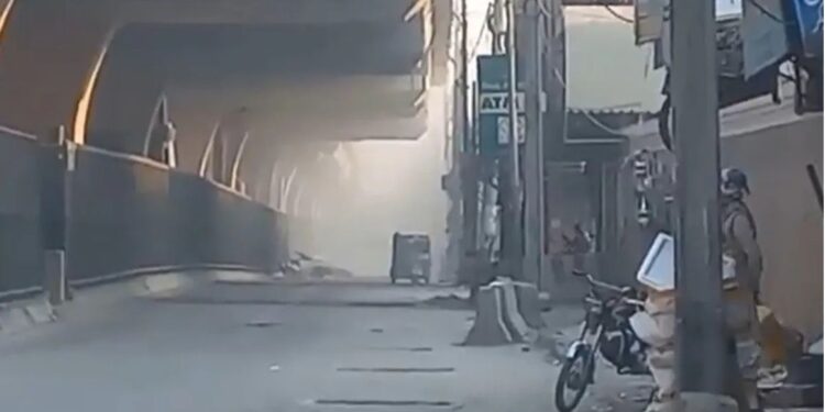 പെഷവാറിലെ-അർദ്ധസൈനിക-കേന്ദ്രത്തിന്-നേരെ-തോക്കുധാരികളുടെ-ആക്രമണം;-സുരക്ഷാ-കേന്ദ്രത്തിന്-സമീപം-ഒന്നിലധികം-സ്ഫോടനങ്ങൾ