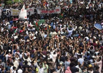 ബംഗ്ലാദേശില്‍-പ്രതിഷേധങ്ങള്‍-ശക്തമാകുന്നു:-ജനങ്ങള്‍-തെരുവിലിറങ്ങി,-ഷെയ്ഖ്-ഹസീനയെ-കൈമാറണമെന്ന്-പ്രതിപക്ഷം