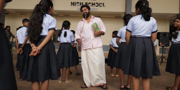 ചൂരലെടുത്ത്-സജിന്‍മാഷായി-ധ്യാന്‍;-വേറിട്ട-ലുക്കില്‍-ധ്യാന്‍-ശ്രീനിവാസന്‍-എത്തുന്ന-‘കല്യാണമരം’-ചിത്രീകരണം-ആരംഭിച്ചു