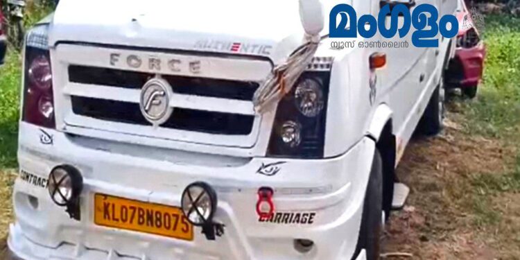 ചേലക്കരയിൽ റോഡ് മുറിച്ചുകടന്ന വിദ്യാർത്ഥികളെ ട്രാവലർ ഇടിച്ചുതെറിപ്പിച്ചു; സഹോദരങ്ങൾക്ക് പരിക്ക്, ഒരാളുടെ നില ഗുരുതരം