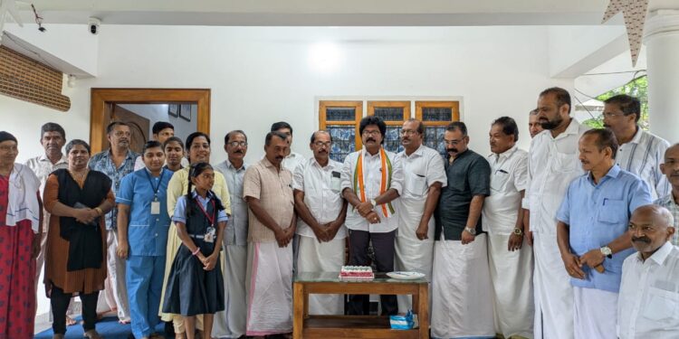 100 ദിനങ്ങൾ പിന്നിട്ട് എൽദോസ് കുന്നപ്പിള്ളിയുടെ ഗ്രാമയാത്ര; 10,000-ത്തിലധികം ഭവനങ്ങളിൽ എംഎൽഎ, ജനകീയ രാഷ്ട്രീയത്തിന്റെ പുതിയ മാതൃക