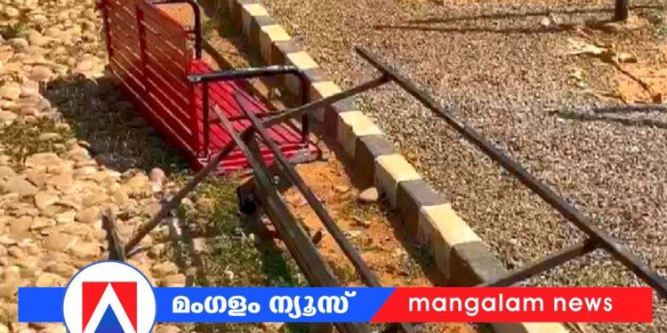 ആടിക്കൊണ്ടിരിക്കെ പാർക്കിലെ ഊഞ്ഞാൽ പൊട്ടി വീണു; യുവാവിന്റെ തലയ്ക്ക് പരിക്ക്