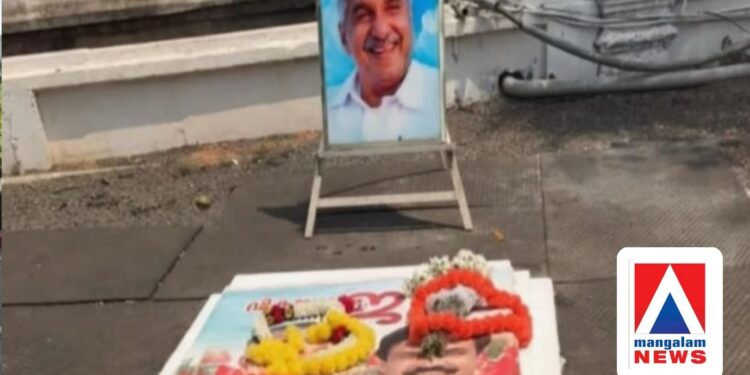 ഉമ്മൻചാണ്ടിയുടെ കല്ലറയിൽ എൽഡിഎഫ് പോസ്റ്റർ; ജോസ് കെ മാണി മാപ്പ് പറയണമെന്ന് കോൺഗ്രസ്, പോലീസിൽ പരാതി